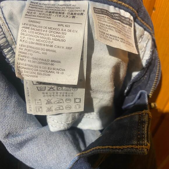 Ladies Levi’s 312 size 26 shaping slim fit Dark Denim Casual Everyday Basics - Picture 4 of 4
